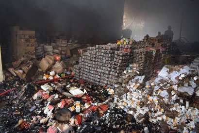 خسارت سی میلیارد ریالی آتش سوزی در انبار نگهداری مواد غذایی بندرلنگه