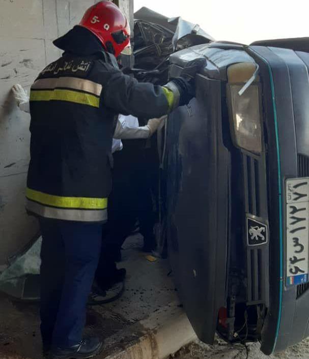 یک کشته در برخورد خودروی پژو با پایه پل