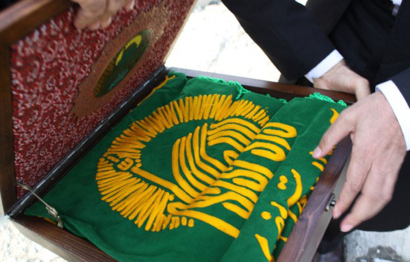پرچم متبرک آستان قدس رضوی در بیمارستان طالقانی ارومیه