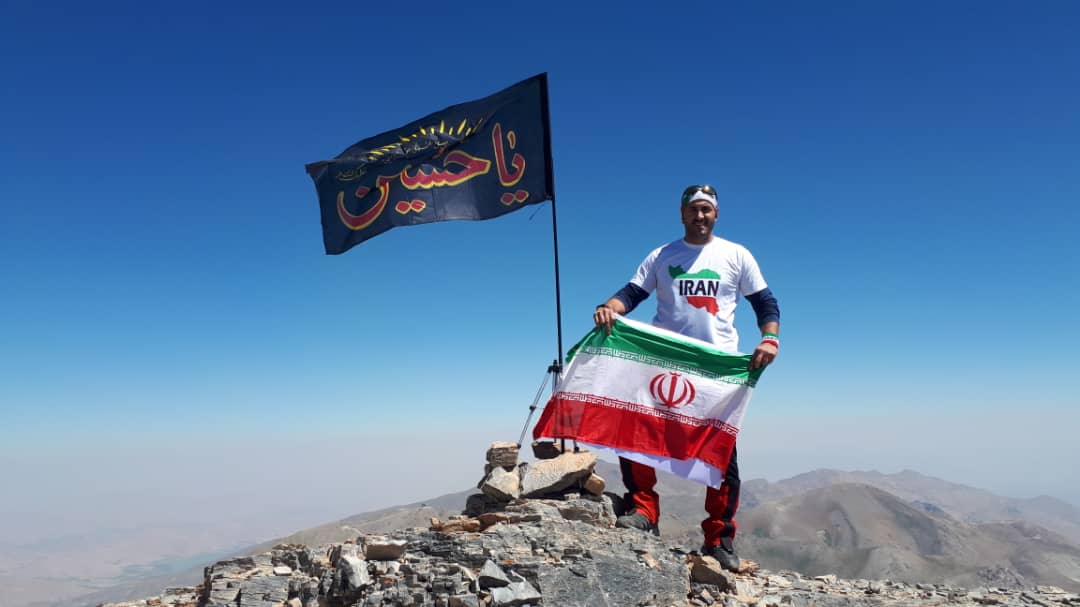 اهتزاز پرچم عاشورایی یا حسین بر بلندترین قله کشور عراق