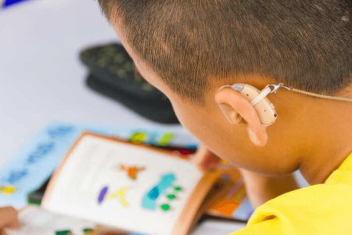 توزیع وسایل توانبخشی بین دانش آموزان با نیاز‌های ویژه شنوایی