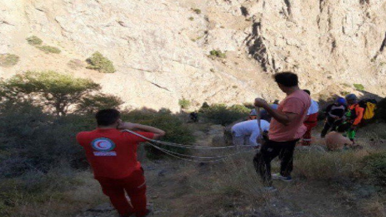 سقوط فردی به دره در الموت + تصاویر