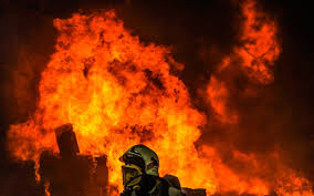 نجات مادر و دو فرزندش در آتش سوزی یک ساختمان ۶ طبقه