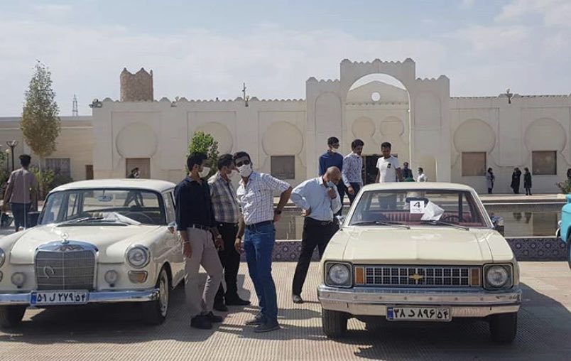 نمایشگاه خودرو‌های کلاسیک در مهریز