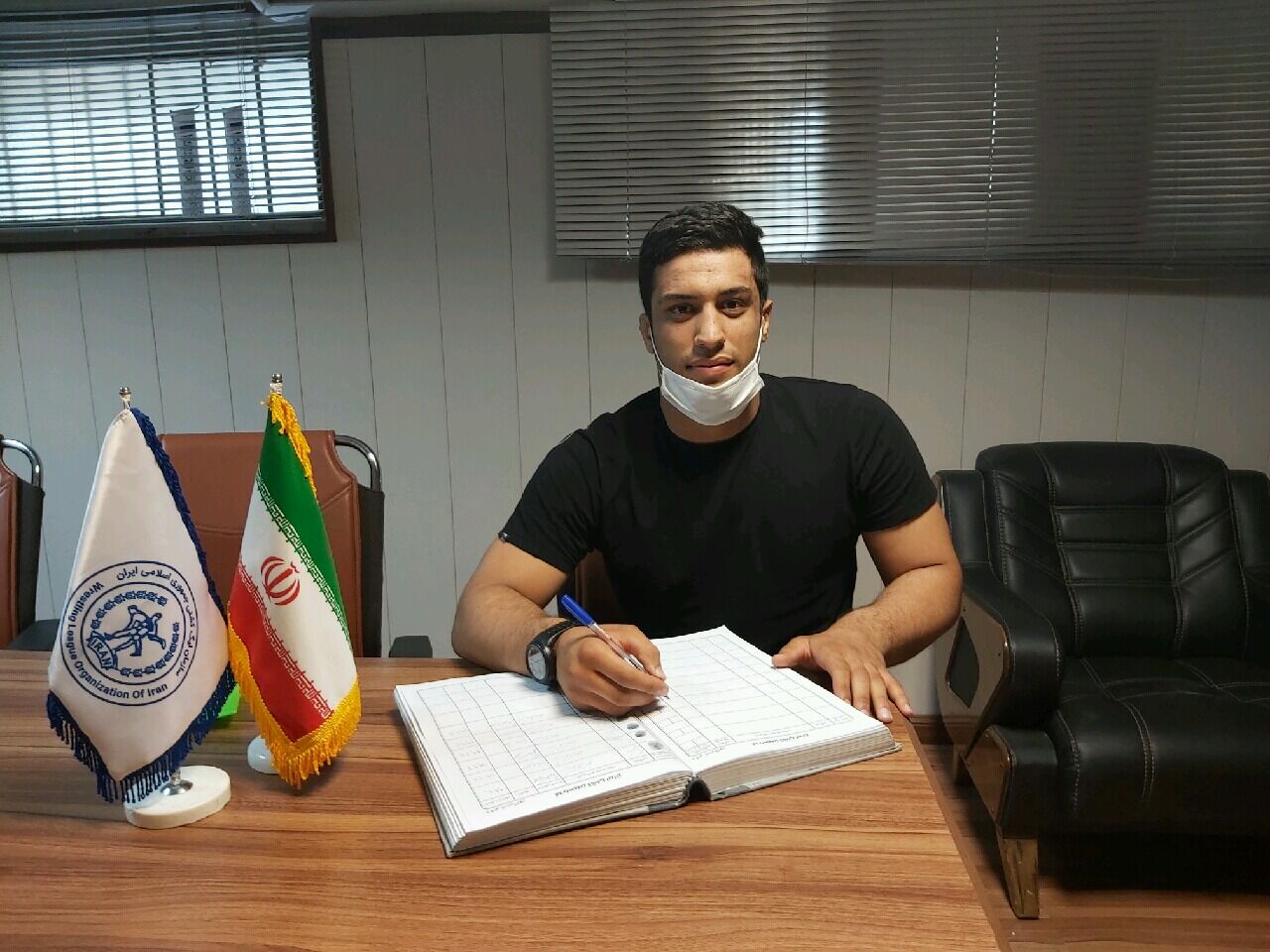 ثبت قرارداد کشتی گیر تایبادی با تیم چسب رازی تهران