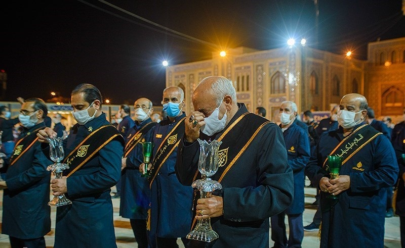 برگزاری آیین لاله‌گردانی خدام حرم در بین‌الحرمین شیراز