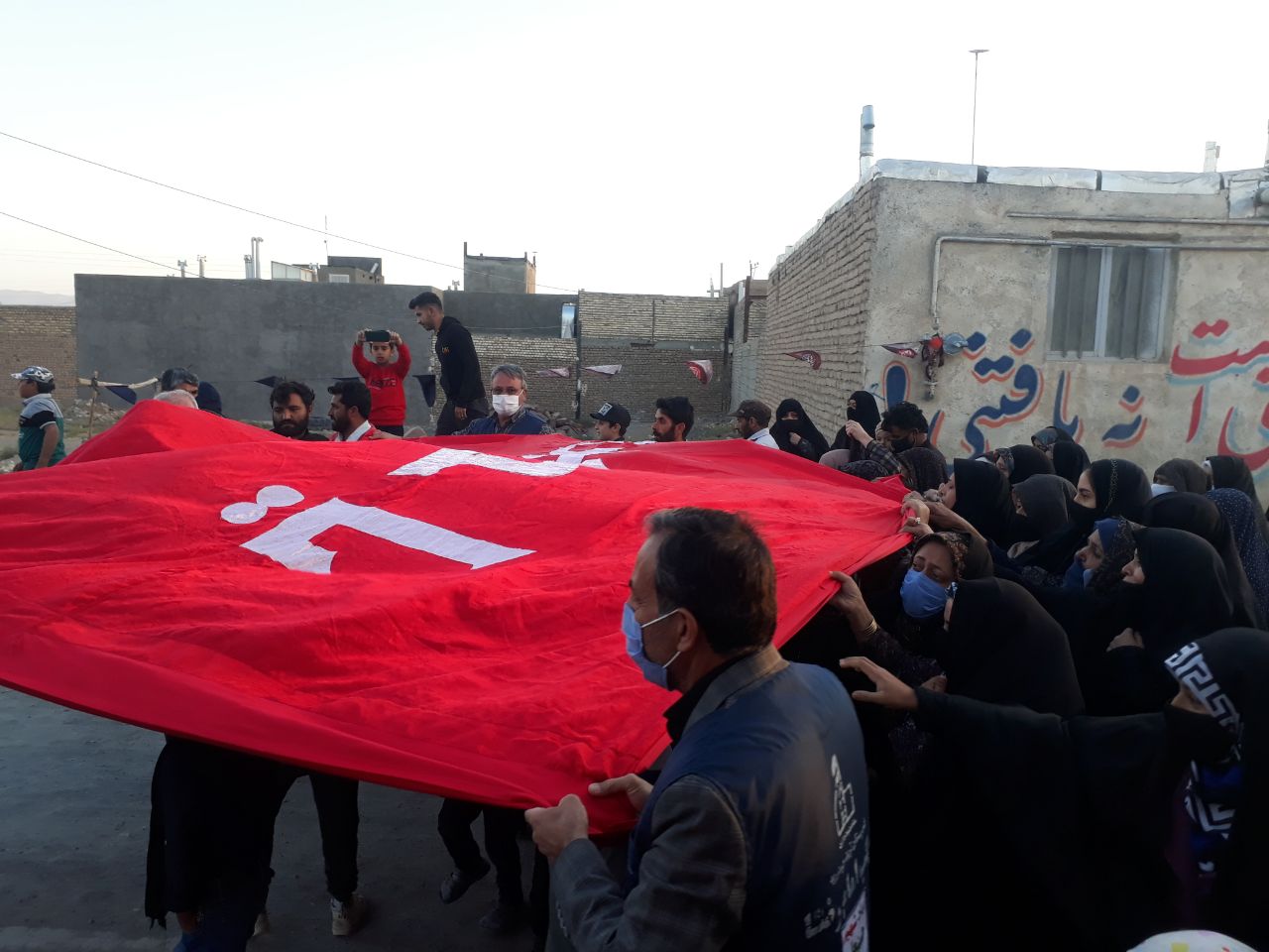 پرچم گردانی پرچم حرم مطهر امام حسین(ع) در روستای سرهنگ بخش رخ