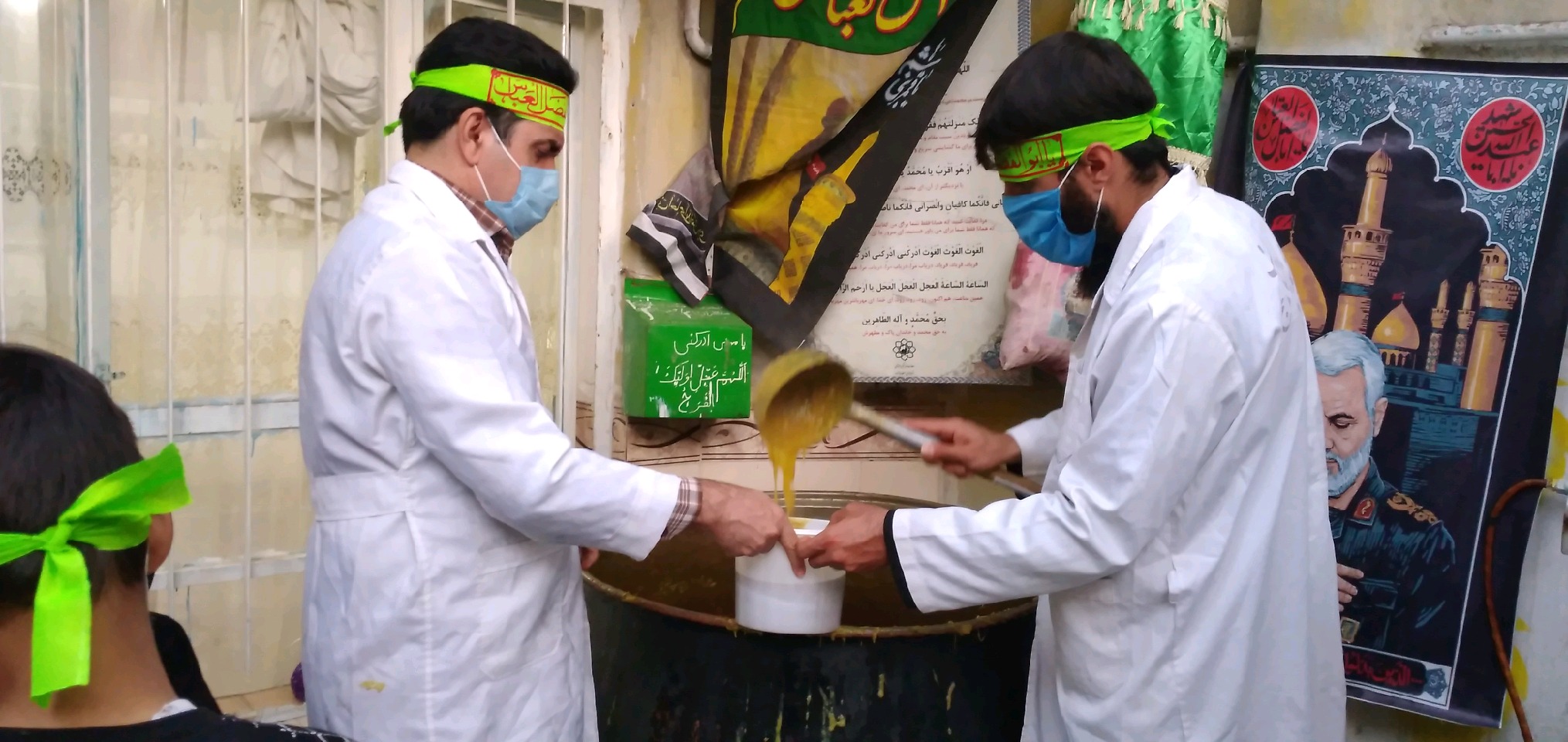 پخت حلیم نذری به مناسبت اربعین حسینی در مشهد
