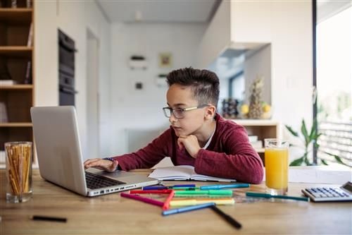 چگونه استرس کودکان از آموزش آنلاین را کاهش دهیم؟