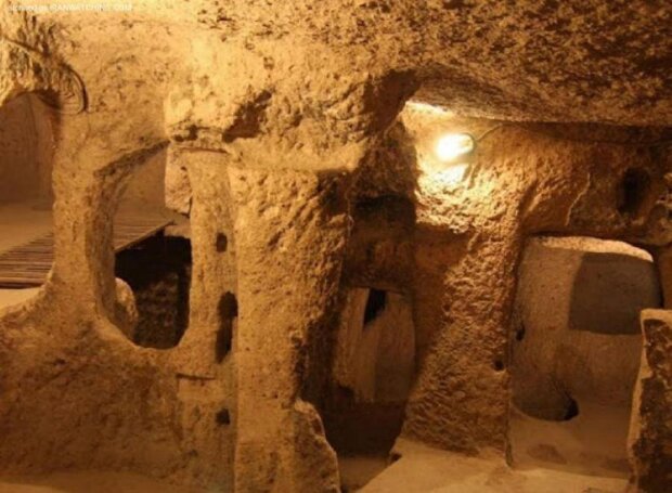 کشف دستکند‌های ۹۰۰ ساله در کاشان