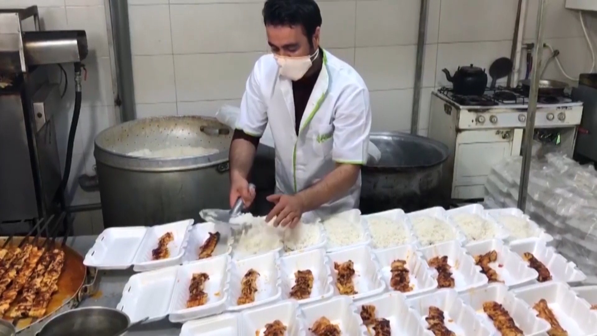 توزیع هزار و هشتصد غذای گرم در شهرستان آران و بیدگل