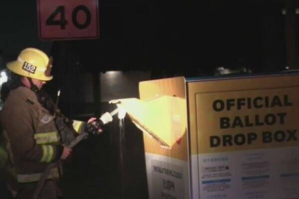 آتش زدن عمدی صندوق اخذ آراءِ زودهنگام در کالیفرنیا