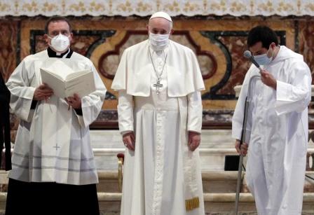 پاپ برای نخستین بار در ملأ عام از ماسک استفاده کرد