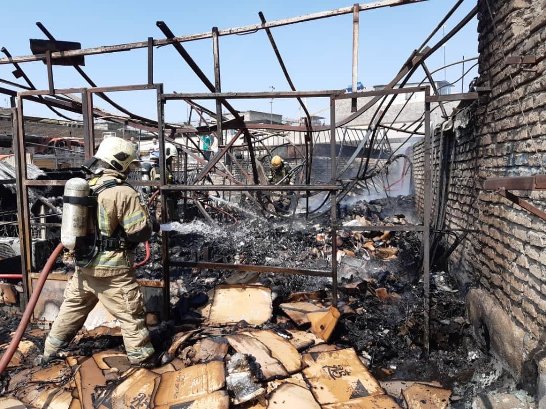 آتش سوزی یک مغازه کیف و کفش در بازار افسریه