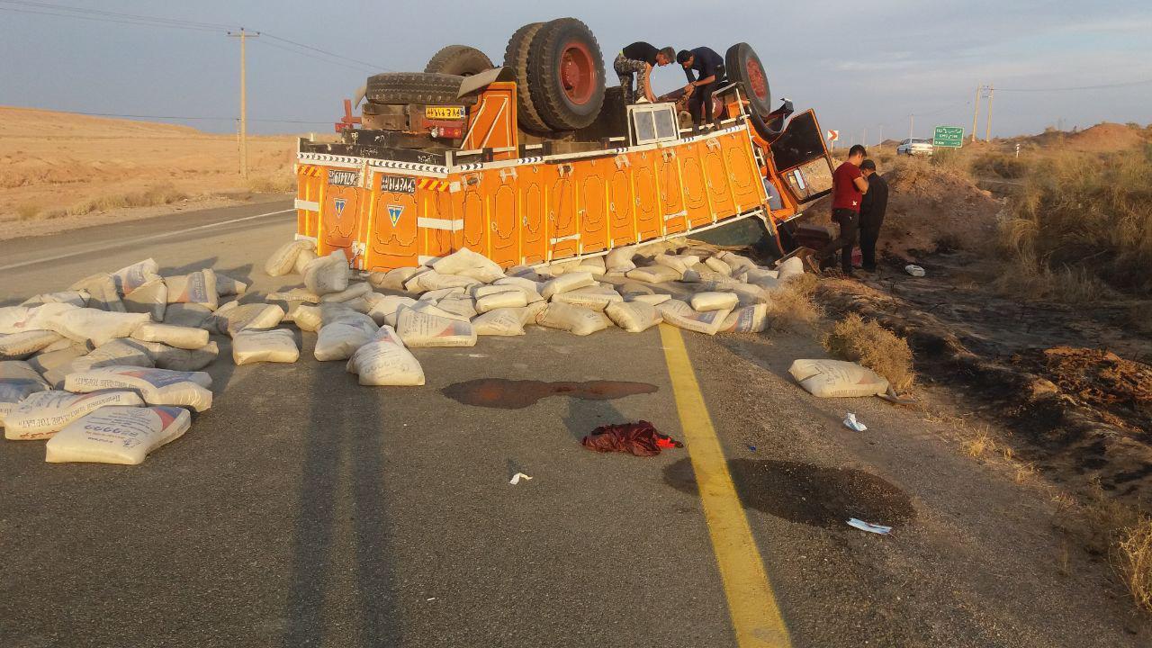واژگونی یک دستگاه کامیون در محور فیض آباد به بجستان