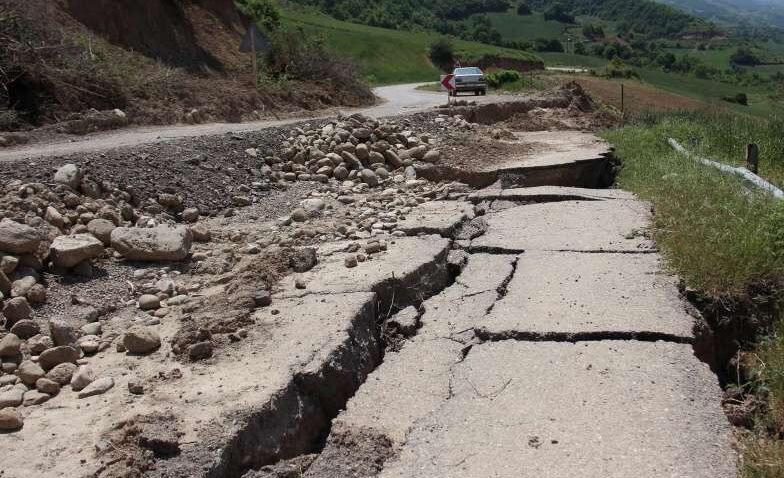 مسدود شدن جاده روستای گوملیان  مهاباد بر اثر رانش زمین