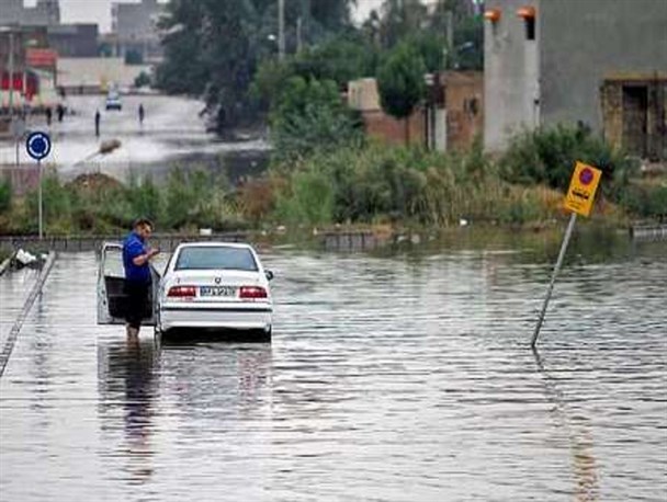 بارش رحمت الهی و جاری شدن سیلاب در خیابان‌های اهواز