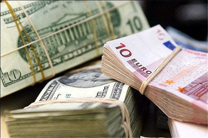 کاهش اندک قیمت دلار و یورو در بازار