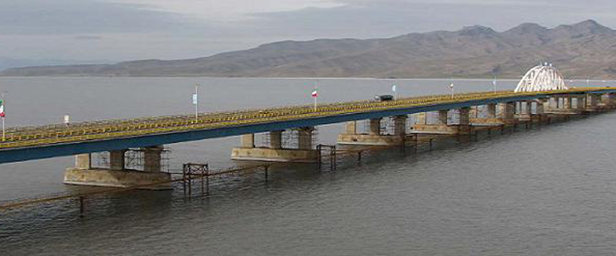 نگهداری پل میانگذر دریاچه ارومیه بی متولی مانده است