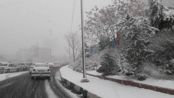 بارش نخستین برف پاییزی در آزادراه جدید تهران - شمال