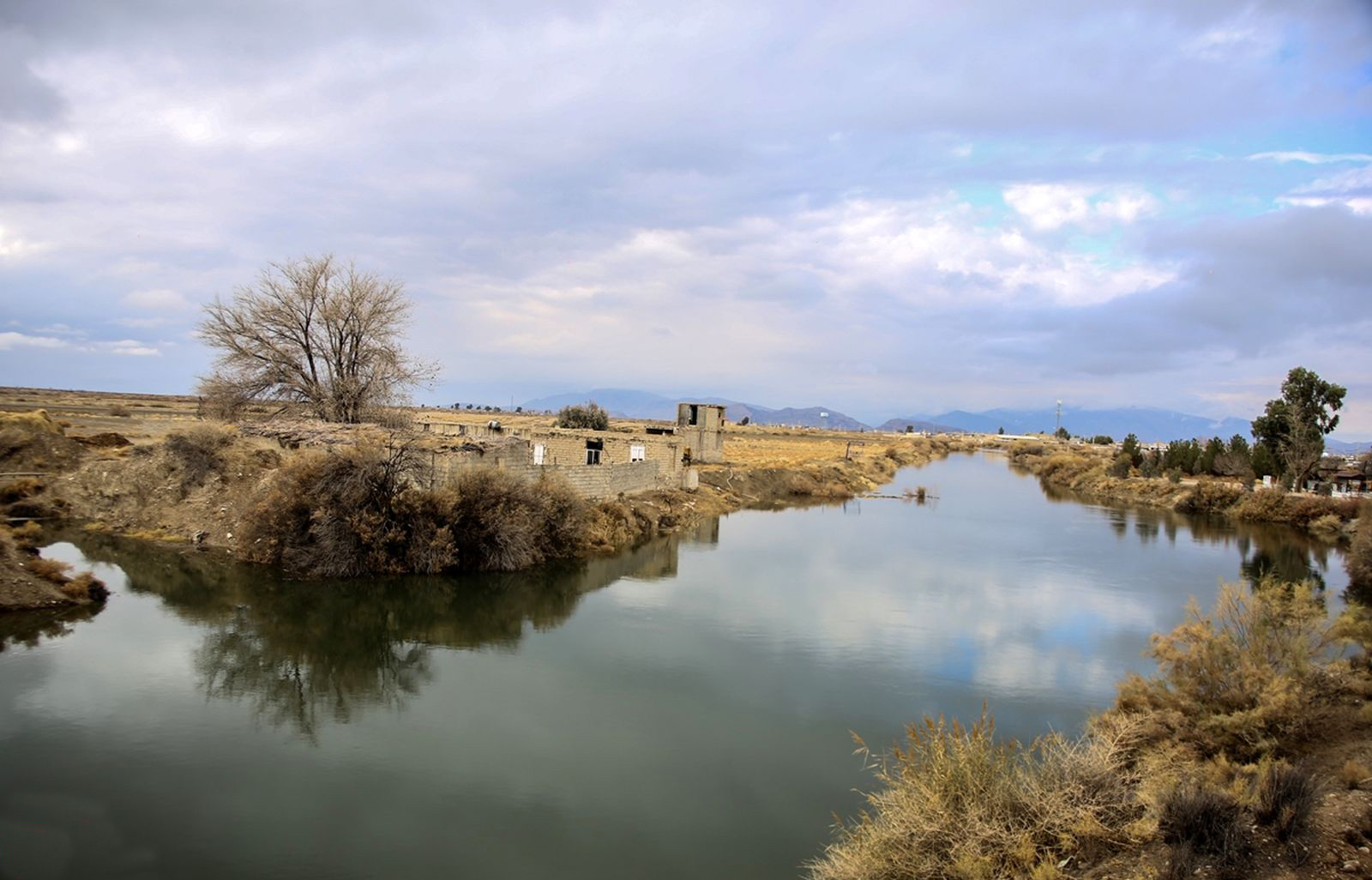 دریچه آب سد درودزن به روی بختگان باز شد