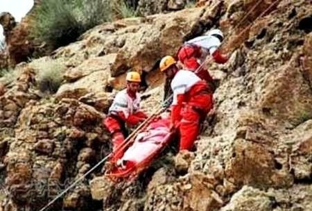 نجات کوهنورد 39 ساله از ارتفاعات نزدیک پالایشگاه اصفهان