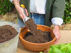 روش‌های تهیه خاک گلدان