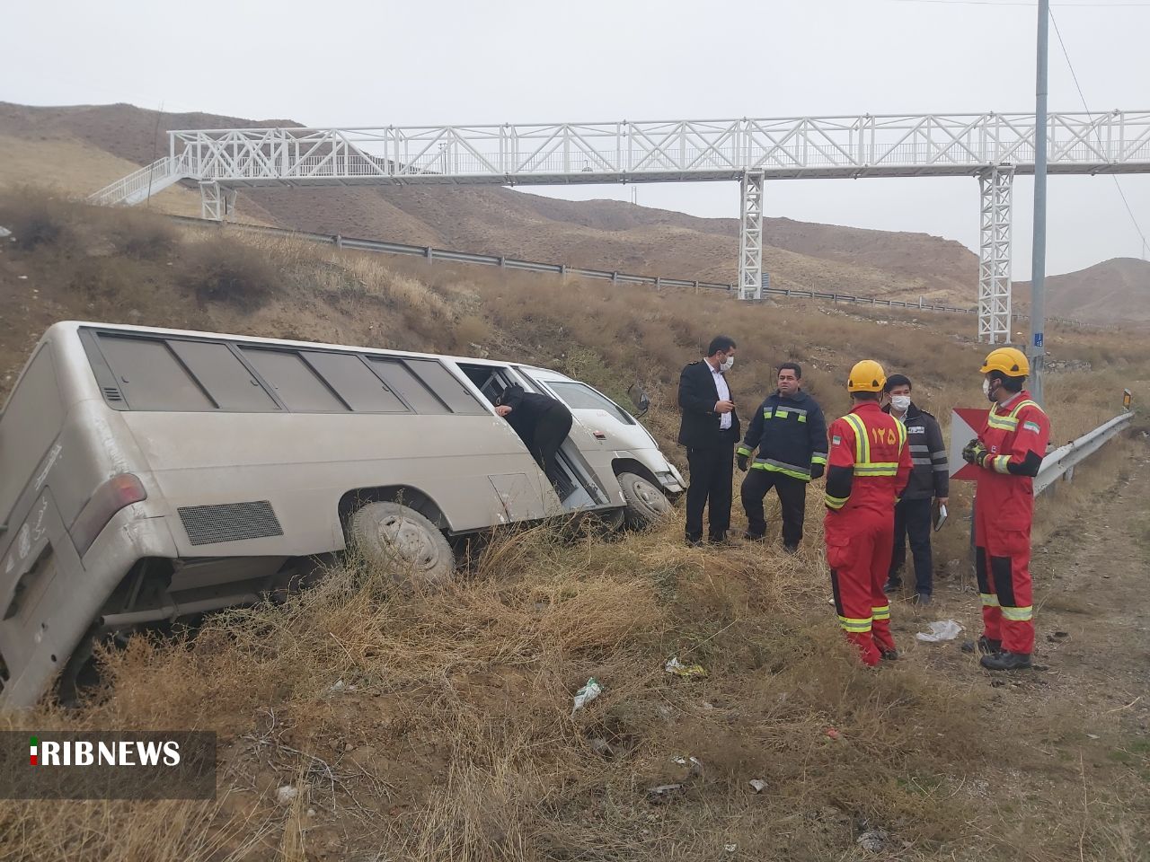 مصدومیت ۷سرنشین مینی بوس در اثر انحراف از جاده