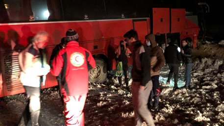 ۳۳ مجروح در برخورد اتوبوس با کوه در محور صفاشهر – آباده