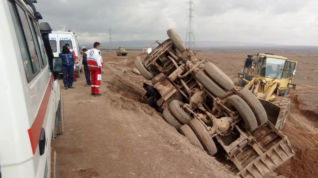 امدادرسانی به واژگونی کامیون در محور بافق به بهاباد