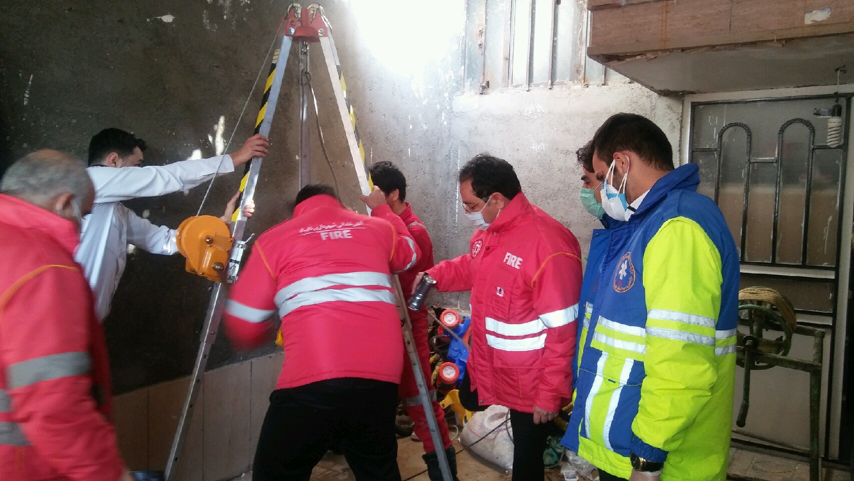 نجات جان یک کارگر از عمق چاه ۱۰ متری در تایباد