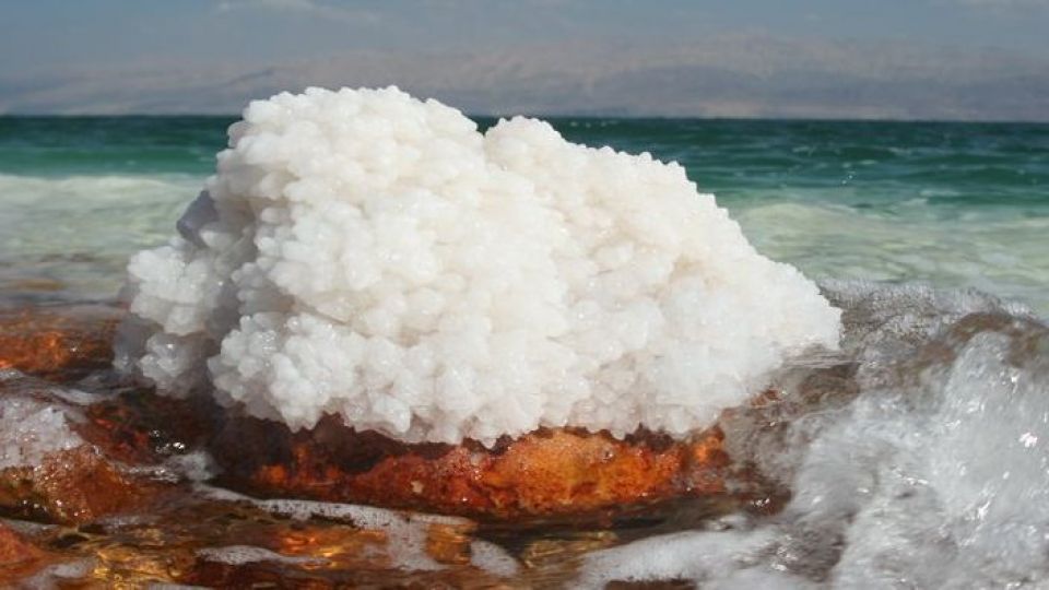 برداشت نمک طبیعی در شهرستان حاجی آباد