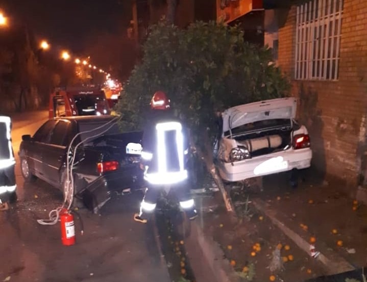 نجات دو سرنشین محبوس خودرو در شیراز