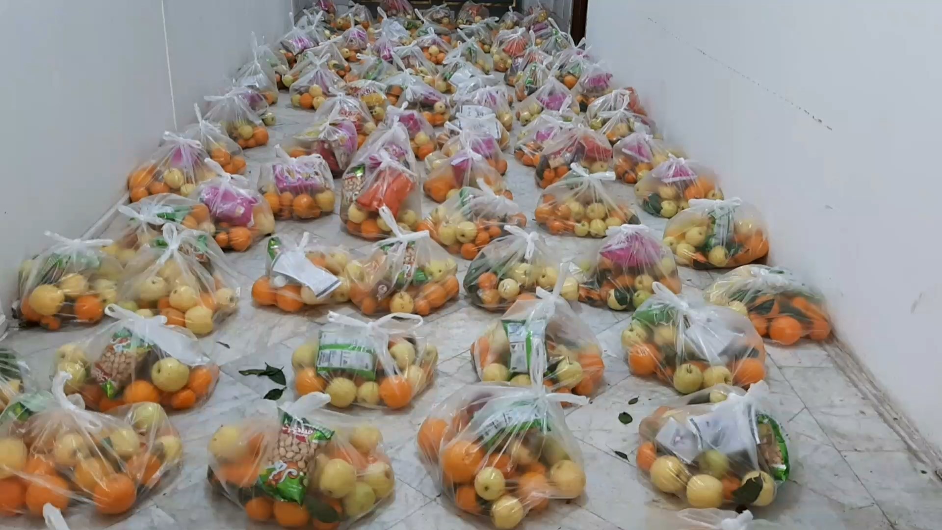 توزیع ۳۰۰ بسته حمایتی کالا و میوه در شهر مجلسی