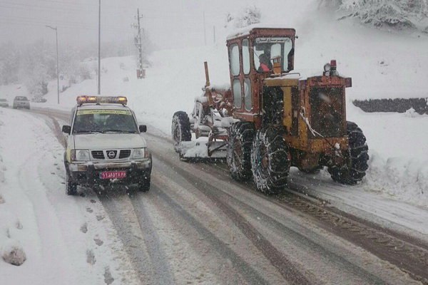 رهاسازی ۳۰ دستگاه خودروی سنگین در جاده‌های برفی تایباد