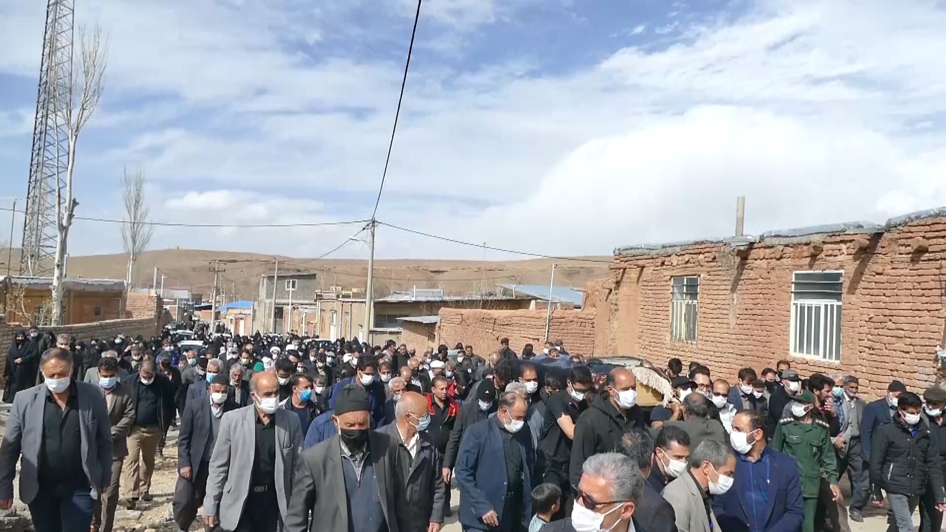 تشییع و خاکسپاری مادر شهیدان معصومی در روستای آزران کاشان