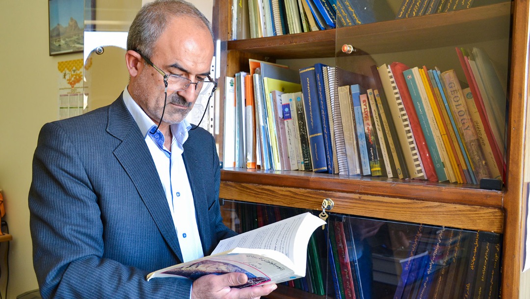 انتخاب استاد دانشگاه یزد به عنوان استاد نمونه منابع طبیعی کشور