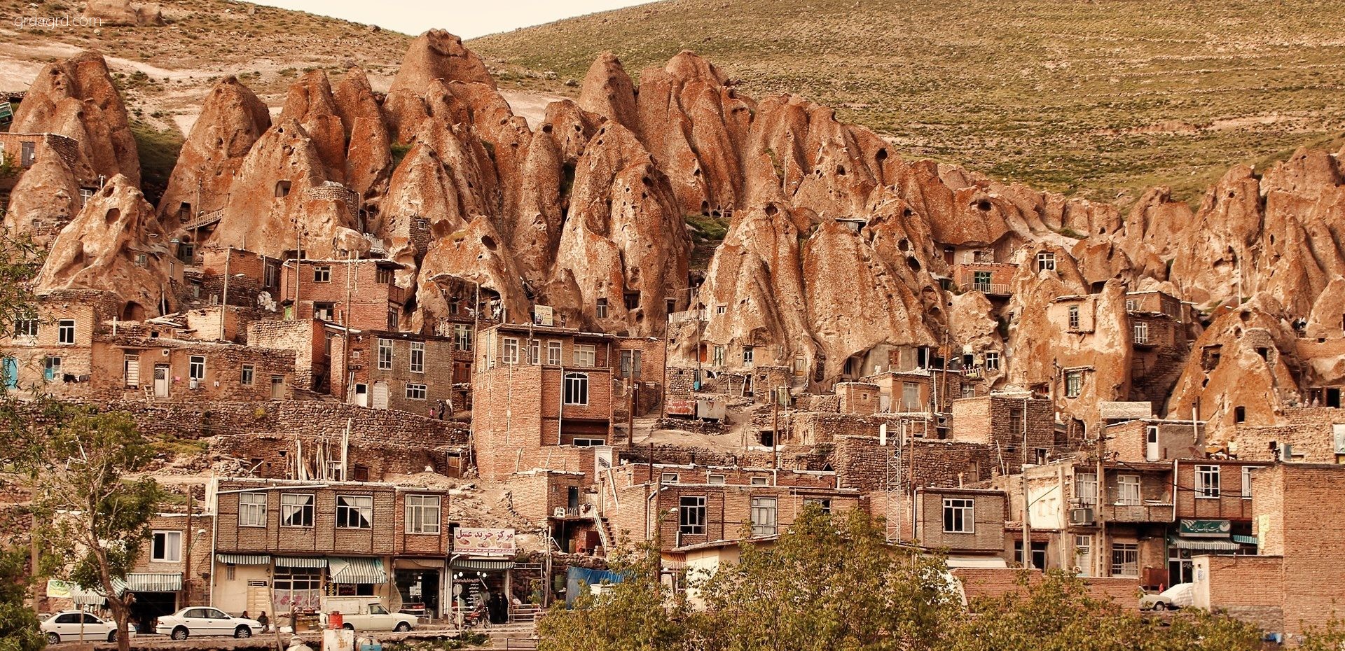 شگفت انگیزترین روستای صخره‌ای جهان