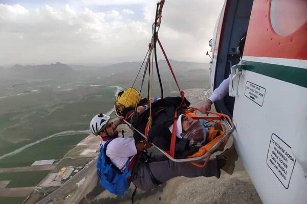 نجات جوان ۲۶ ساله در ارتفاعات بیستون با تلاش امدادگران هلال احمر