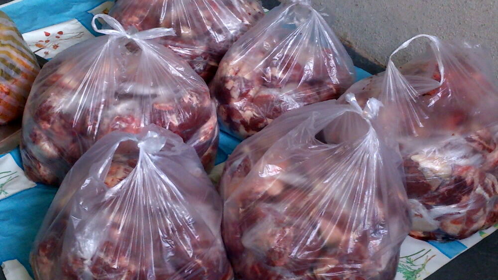 توزیع بیش از هزار بسته گوشت قرمز بین نیازمندان استان قزوین