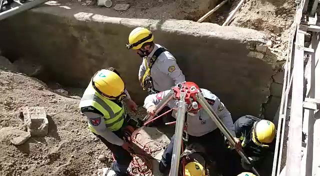 نجات کارگر جوان حادثه دیده از چاه هفت متری