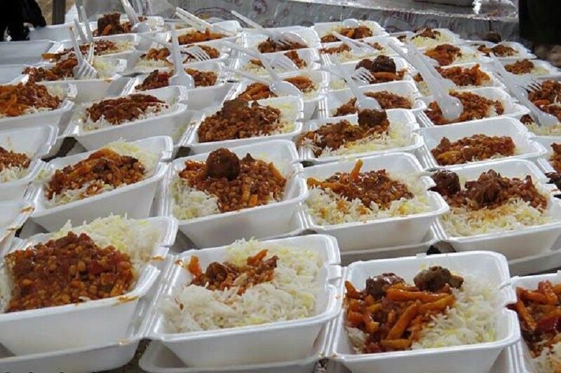 توزیع روزانه ۱۲۰۰ پرس غذای گرم بین نیازمندان یزدی