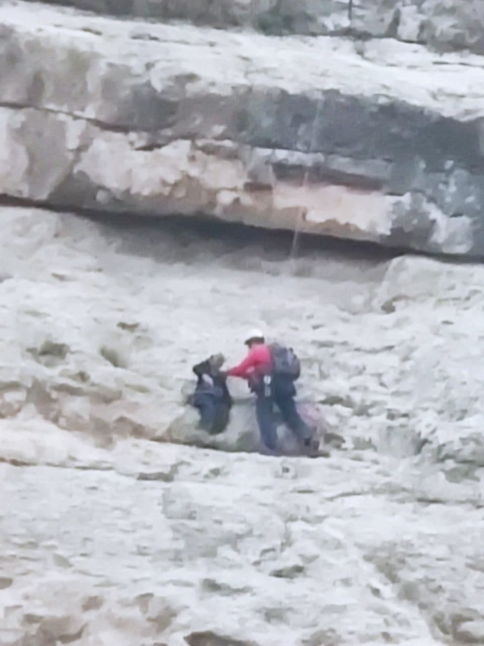 نجات فردگیر افتاده در ارتفاعات انابد پس از ۸ ساعت