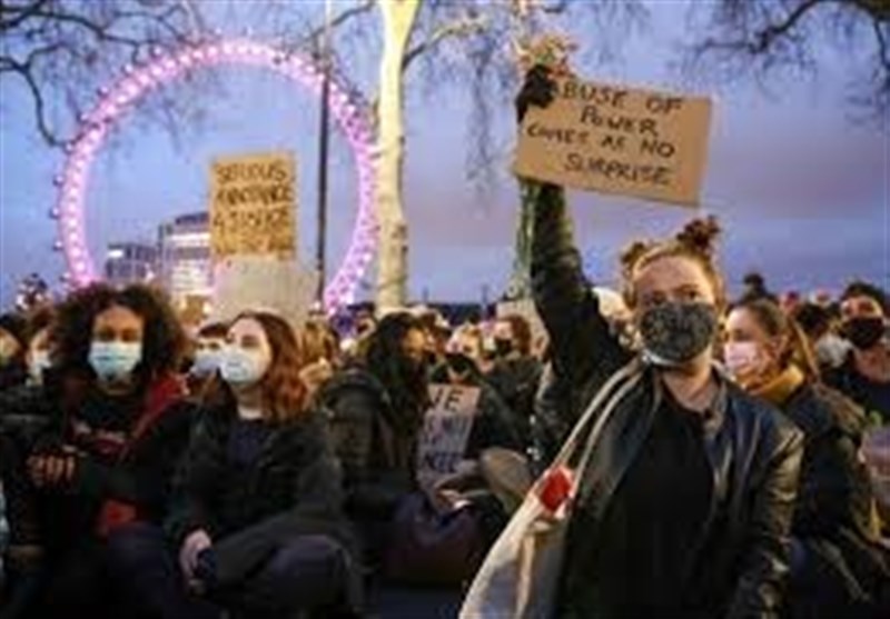 زخمی شدن ۹ پلیس انگلیس در درگیری با معترضان