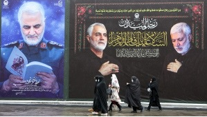 نصب کتبیه‌های تصاویر سردار شهید سلیمانی در حرم مطهر رضوی