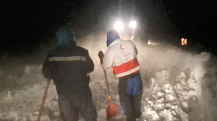 تداوم امدادرسانی به خودروهای گرفتار شده در برف چاراویماق