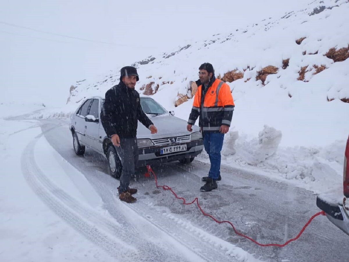 امدادرسانی به ۸۰ مسافر گرفتار در برف و کولاک در خراسان رضوی