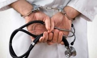دستبند قانون بر دستان پزشک قلابی در رشت