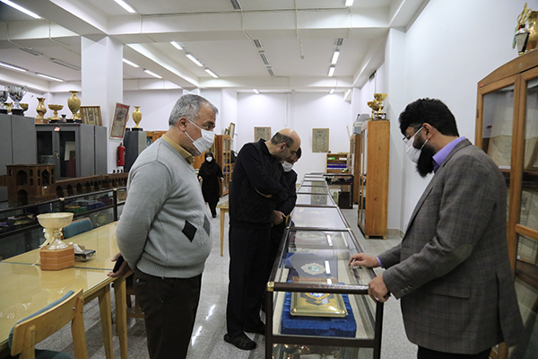 اهدای نگینی از سنگ مضجع شریف امام رضا (ع) به موزه دانشگاه اصفهان