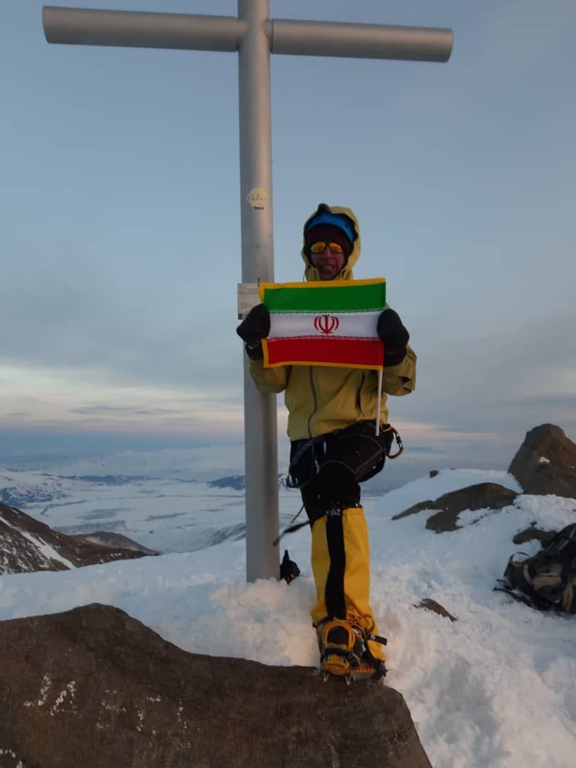 اهتزار پرچم کشور بر فراز قلل آراگاتس ارمنستان بدست کوهنوردان نیشابوری